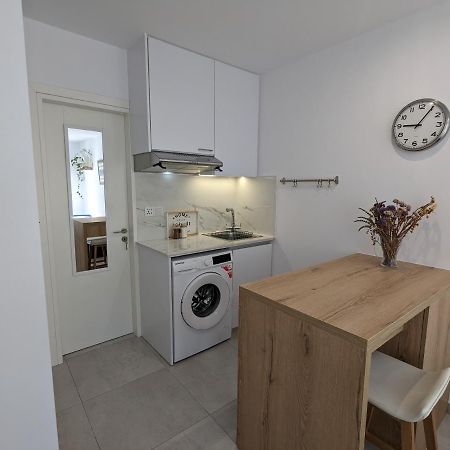 Modern & Cozy Studio W/ Backyard Near City Center 利马索尔 外观 照片