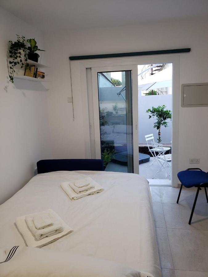 Modern & Cozy Studio W/ Backyard Near City Center 利马索尔 外观 照片
