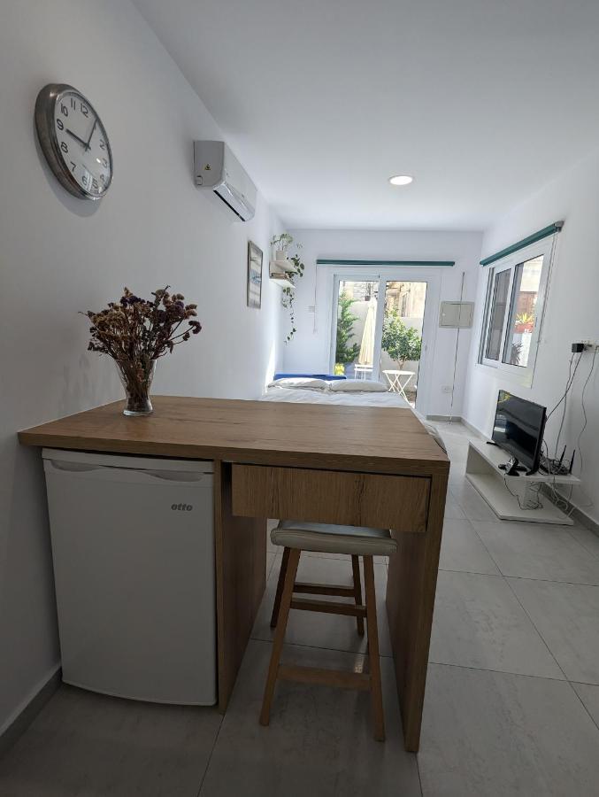 Modern & Cozy Studio W/ Backyard Near City Center 利马索尔 外观 照片